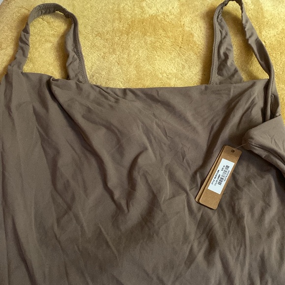 SKIMS NWT Fits Everybody Square Neck thong Bodysuit in discontinued Umber🔥 - Picture 2 of 4